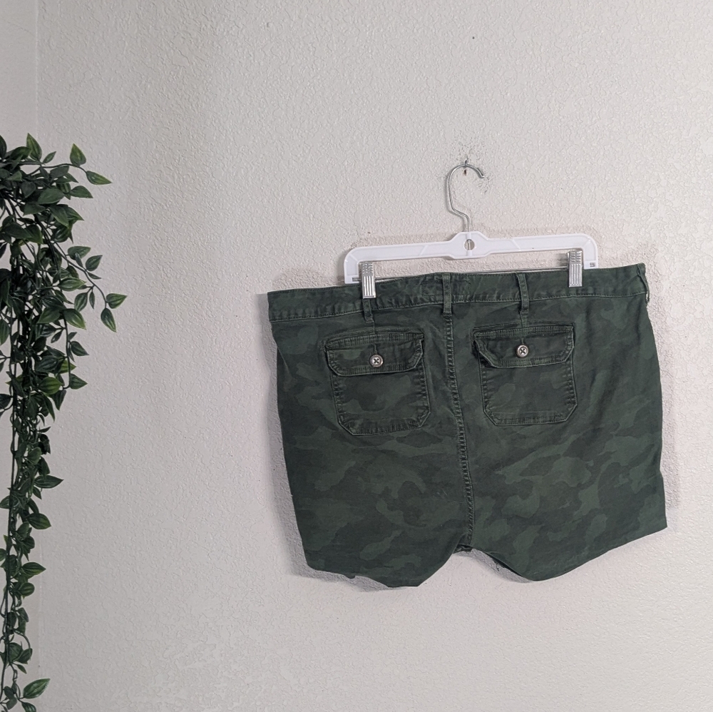 Torrid Green Camo Cutoff Shorts Floral Embroidery High Rise Raw Hem Casual 20 - Picture 3 of 13